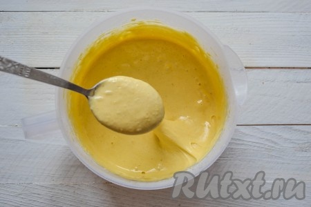 И снова перемешать. Тесто получится густым и тянущимся. Если набрать его в ложку, а затем ложку повернуть, то тесто станет медленно-медленно, широкими лентами сползать вниз.
