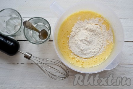 Всыпать просеянную муку. 