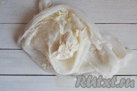 Аккуратно вынуть сыр из марли и все, можно наслаждаться этим необыкновенным, нежнейшим вкусом.
