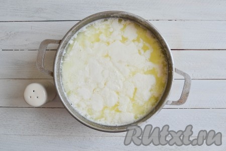 По вкусу всыпать соль. И сразу же снять с огня. 