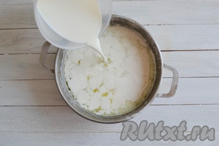 Влить молоко комнатной температуры и проварить еще 5-10 минут на слабом огне. Не кипятить!
