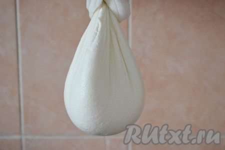 Собрать края марли и подвесить, чтобы стекла вся лишняя жидкость. Оставить в подвешенном состоянии минимум на 10 минут. От времени подвешивания будет зависеть влажность сыра: если повесит 10 минут - сыр будет более влажным, через 30 минут или час - более сухой. Продолжительность подвешивания выбирайте на свое усмотрение.
