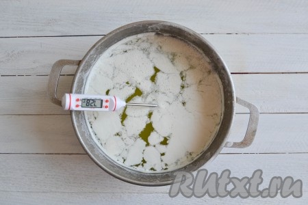 Сыворотку влить в кастрюлю (лучше использовать толстостенную кастрюлю или казан) и отправить на огонь, довести до температуры 90 градусов.
