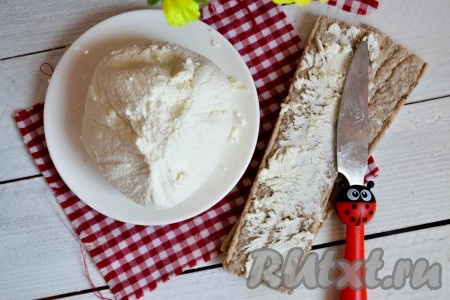 Кстати, сыворотку можно не выливать, а на её основе, добавив молоко, приготовить еще одну порцию домашнего сыра.
