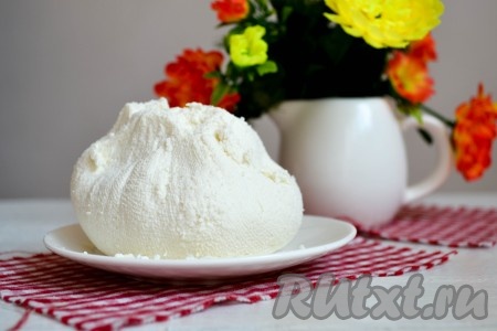 Свежий домашний сыр, приготовленный на основе сыворотки и молока, можно сразу же использовать, а можно поместить в пищевой контейнер, закрыть и убрать в холодильник (хранится он не более недели).
