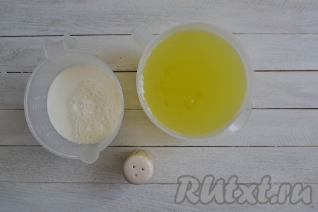 Подготовить необходимые ингредиенты для приготовления сыра из сыворотки и молока в домашних условиях. 