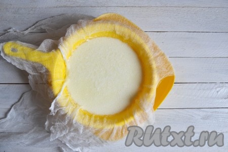 Дуршлаг выложить в глубокую миску, сверху накрыть марлей, сложенной вдвое, и вылить остывшее содержимое кастрюли.