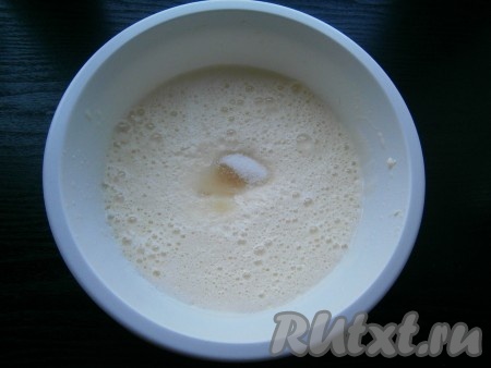 Взбить смесь снова миксером. Затем добавить ванильный сахар и влить коньяк.
