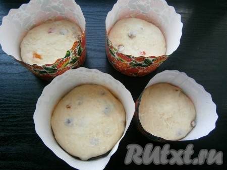 Разложить тесто по бумажным формам, заполняя их не более, чем на 1/3 объема.&nbsp;
