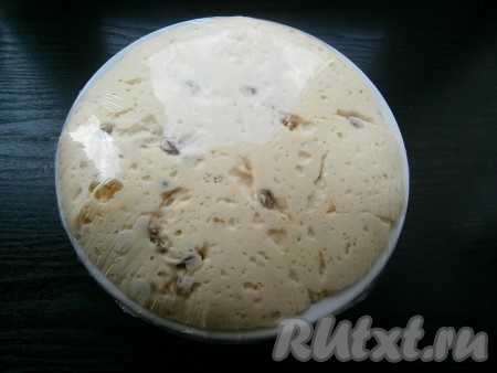 Накрыть посуду с тестом пленкой и оставить его в теплом месте на 2-2,5 часа. Тесто будет подходить медленно, но в итоге должно увеличиться раза в 2-3.
