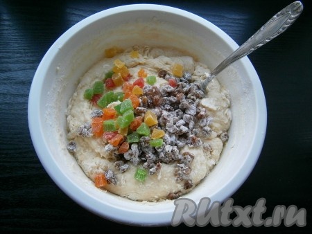 Замесить тесто ложкой. Оно будет довольно густым, плотным и тяжелым. Добавить в тесто немного присыпанный мукой изюм и цукаты.
