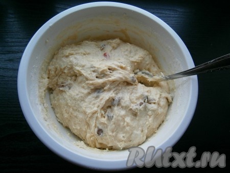 Тщательно вмешать изюм с цукатами в тесто с помощью ложки. Это сделать будет довольно тяжеловато - тесто густое.&nbsp;