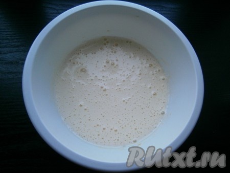 Яйца с желтками взбить миксером до пены. Частями всыпая сахар, продолжить взбивать яичную массу миксером. Взбить до светлой, пышной массы.
