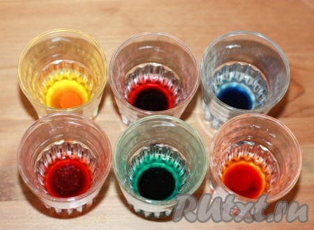 В каждую емкость добавить по 1 столовой ложке холодной воды, размешать до полного растворения красителей. Затем в каждую емкость добавить по 0,5 чайной ложки уксуса (для закрепления цвета).
