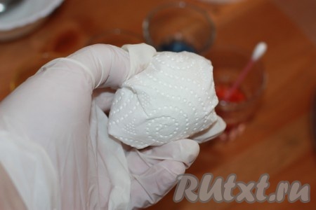 Надеть перчатки. Каждое яйцо обернуть бумажной салфеткой.
