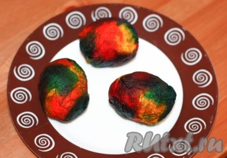 Как только вся салфетка будет окрашена, осторожно примять её поплотнее к яйцу, не повредив скорлупу. Оставить на тарелочке минут на 20-30.
