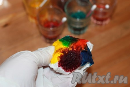 Ватными палочками, опущенными в красители, наносить краску в виде разноцветных пятен на салфетку так, чтобы не оставалось непрокрашенных мест. Краска должна хорошо пропитать салфетку.
