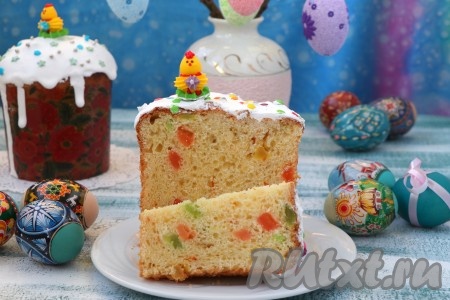 Духовку разогреть до 180 градусов, поставить в неё пасхальные куличи и выпекать около 30-40 минут (готовность куличей можно проверить деревянной лучинкой - при прокалывании готовых куличей на ней не должно остаться следов теста). Для приготовления глазури отделить в миску белки, добавить к ним сахар и лимонную кислоту, поставить смесь на паровую баню и взбивать на небольшом огне до растворения сахара. Затем миску снять с паровой бани и продолжать взбивать массу до стойких пиков (около 10 минут). Нанести глазурь на куличи, украсить кондитерской посыпкой и дать высохнуть. Пасхальные куличи с цукатами, приготовленные по этому рецепту, получаются очень вкусными и ароматными.
