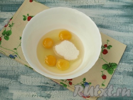 Все продукты для приготовления куличей должны быть комнатной температуры. Сливочное масло достать из холодильника нужно заранее, чтобы оно стало мягким. Приготовить опару: в миску просеять 100 грамм муки, добавить 70 грамм сахара, дрожжи и влить тёплое молоко, перемешать, накрыть полотенцем и убрать на 1 час в тёплое место (за это время опара должна хорошо запузыриться и увеличиться в объёме). В миску разбить яйца, добавить один яичный желток, всыпать оставшийся сахар.