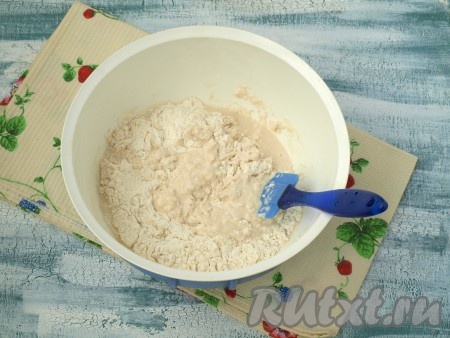 В отдельную миску просеять 350-400 грамм муки, добавить к ней опару и перемешать.
