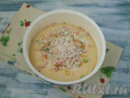 Тесто накрыть полотенцем и убрать в тёплое место на 40 минут. Тесто хорошо вырастет в объёме. Цукаты и апельсиновую цедру обвалять в муке и добавить в поднявшееся тесто. Также я добавляю несколько капель рома (если нет рома, то можно заменить на коньяк). Ещё раз вымесить тесто в течение 15-20 минут, чтобы цукаты равномерно распределились в тесте.
