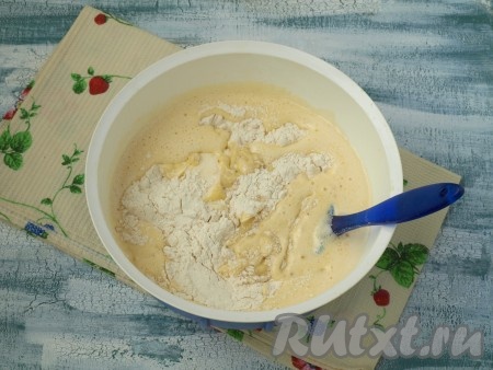 Затем добавить взбитые яйца и мягкое сливочное масло.