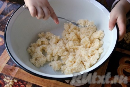 Сливочное масло заранее достать из холодильника, чтобы оно, полежав при комнатной температуре, размягчилось. Мягкое сливочное масло растереть с сахаром с помощью вилки в крошку.