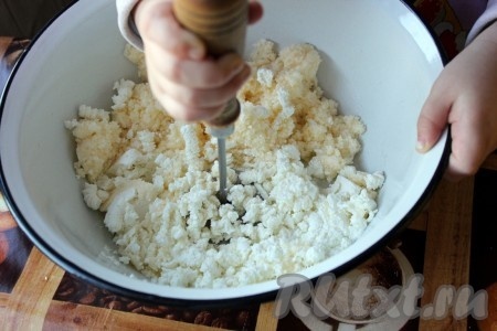 Творог протереть через сито (или хорошо растолочь толкушкой для картофеля). К маслу, растёртому с сахаром, добавить творог и хорошо перемешать.