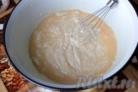 Затем по одному добавить яйца, постоянно взбивая миксером до однородности.