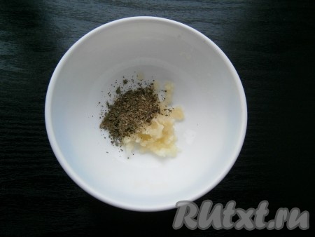 Чеснок очистить и пропустить через пресс, смешать его с сушеным базиликом.

