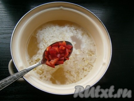 Довести бульон до кипения, добавить соль по вкусу, варить картофель на небольшом огне 10 минут. Далее добавить в суп нарезанный квадратиками болгарский перец, варить суп еще 10 минут.
