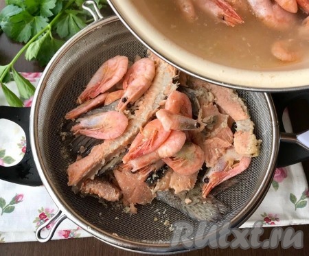 Бульон процедим, креветки и рыбу остудим.
