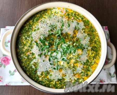 Поперчим, добавим зелень по вкусу, прогреем еще минут 5 на небольшом огне. Солить не нужно, сыр соленый.
