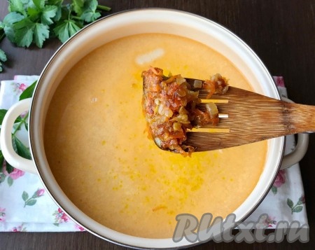 Затем в бульон выложим обжаренные лук и морковь.
