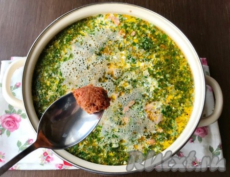 Добавим пасту Том Ям. Она остренькая, не переборщите.
