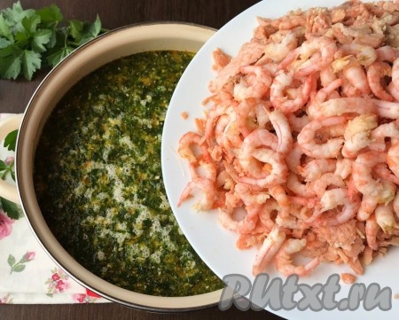 Отделим мясо рыбы от косточек, креветки очистим и опустим в суп.

