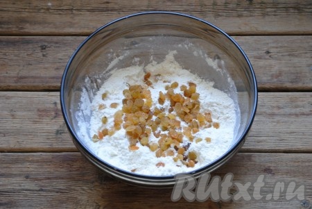 Всыпать изюм, перемешать сухие ингредиенты.&nbsp;
