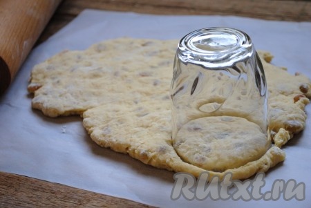 С помощью стакана вырезать круглые заготовки. Из данного количества ингредиентов у меня получилось 9 сконов.
