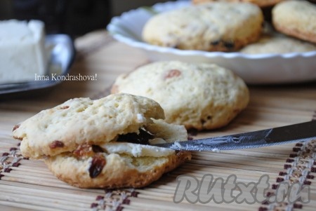 Подаются они тёплыми или холодными. При подаче английские сконы нужно разрезать вдоль, намазать сливочным маслом или джемом (можно тем и другим) и кушать, запивая чаем или молоком.&nbsp;
