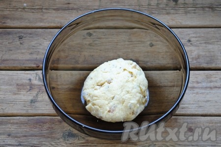 Яично-молочную смесь вылить к сухим ингредиентам и замесить тесто. Долго его вымешивать не нужно. По консистенции тесто будет мягким и немного липким.&nbsp;
