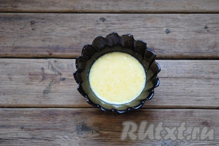 Отдельно в небольшой мисочке соединить яйцо с молоком. Хорошо перемешать до однородной консистенции.
