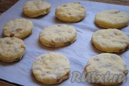 Выложить их на противень, застеленный пергаментом, и выпекать&nbsp;в разогретой до 200 градусов духовке 15-20 минут.
