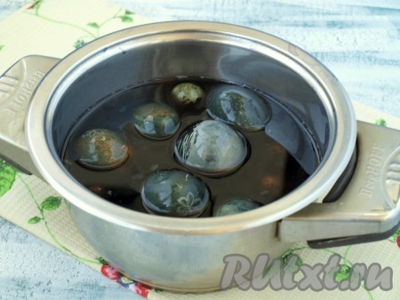 Ещё, как вариант, яйца можно поместить в раствор каркаде одновременно, а потом часть вынуть раньше, часть - позже. Минимальное время для покраски 2 часа, тогда яйца получатся более светлыми. Чем дольше держать яйца в растворе, тем интенсивнее будет цвет окрашенных яиц.