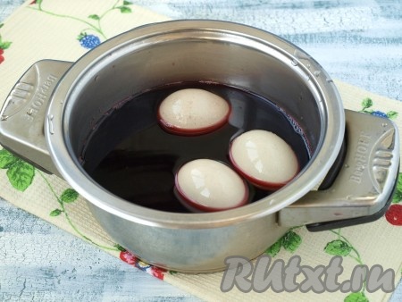 Чай каркаде процедить, добавить в него уксус и поместить туда яйца.
