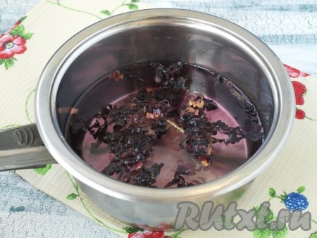 Лепестки каркаде насыпать в сотейник и залить водой.
