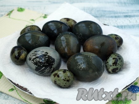 На яйцах могут появиться точки и полоски, здесь уже как повезёт. Вынуть яйца, выложить на салфетку и обсушить. Затем смазать яйца для блеска растительным маслом.
