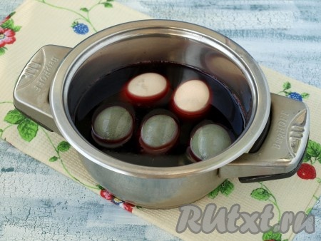 Здесь можно экспериментировать и закладывать яйца поочерёдно. Например, сразу 3 штуки, затем их перевернуть и добавить ещё 2.
