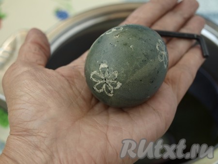 Как вариант, острым предметом аккуратно можно нацарапать на окрашенной скорлупе рисунок и снова опустить яйцо в раствор.
