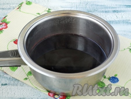 Поставить сотейник на огонь и довести до кипения. Снять с огня и дать чаю каркаде остыть. За это время сварить яйца вкрутую (куриные яйца варить в воде 7-10 минут с момента закипания, перепелиные - 5 минут).
