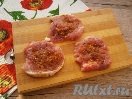 Свиную вырезку разрезать на 3 куска толщиной около 1-1,5 см. Обрезать края, чтобы куски мяса стали как можно круглее. Отбить мясо немного молоточком, посолить его, посыпать специями.
